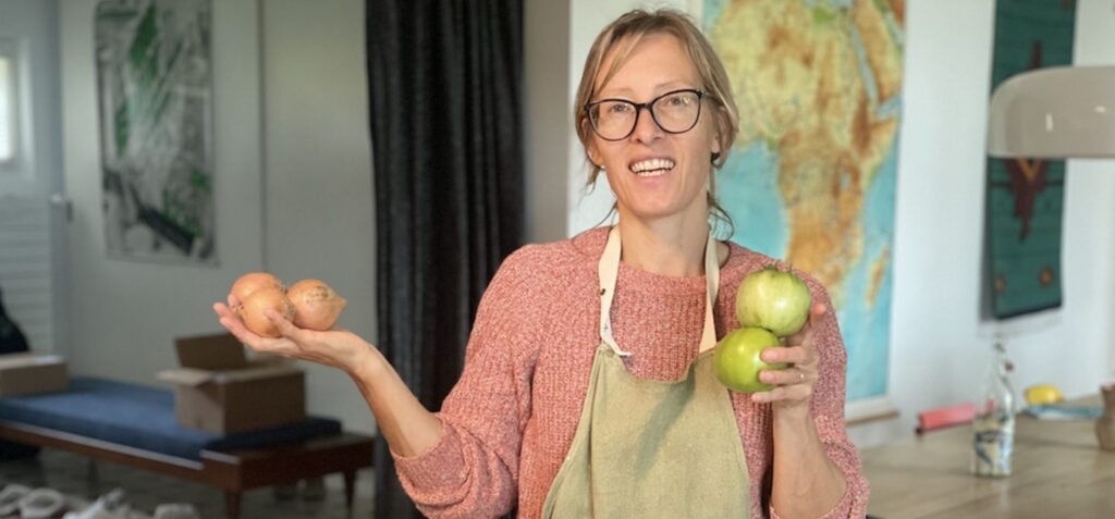 Préparation d'un chutney de tomates vertes: une activité ressourçante durant la cure.